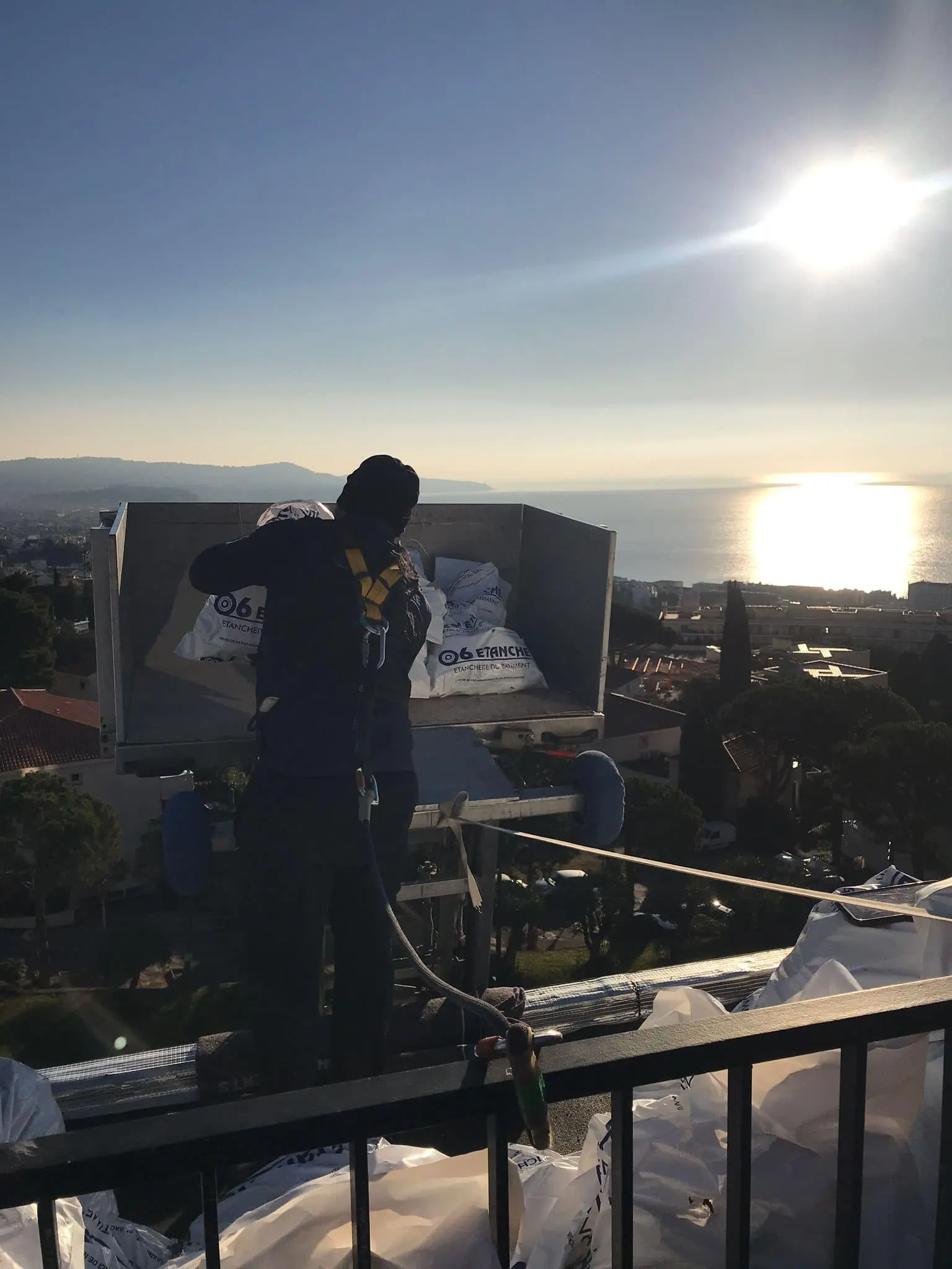 Chargement d'un plateau de monte-meuble en fin de journée, charge sanglée avant la montée