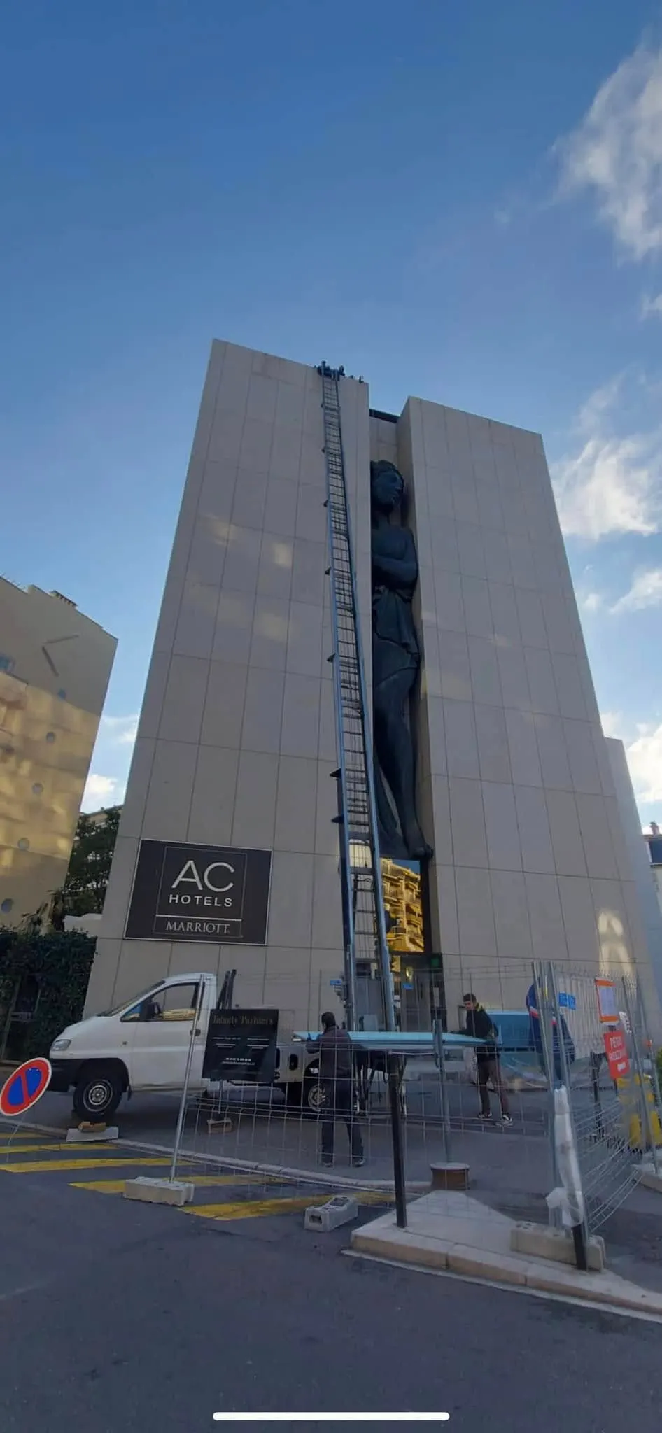 Façade d'un établissement hôtelier de plusieurs étages vue depuis la rue