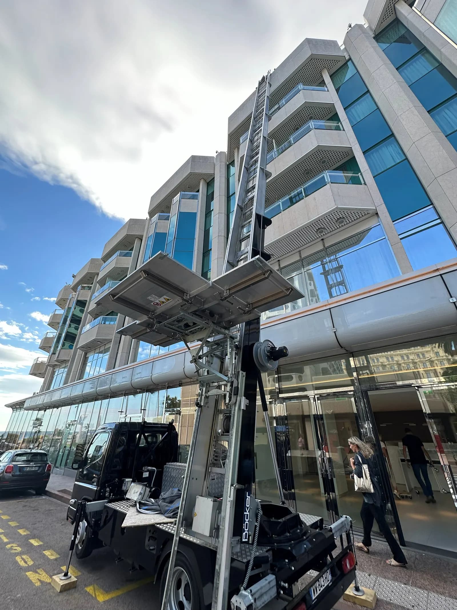 Façade vitrée d'un immeuble contemporain, vue en contre-plongée depuis le pied du bâtiment
