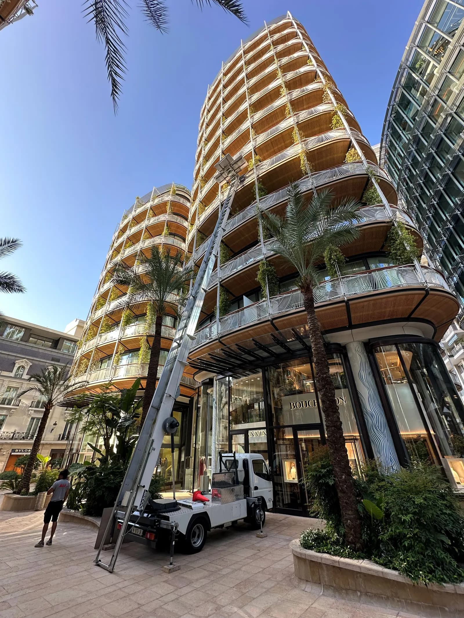 Immeuble de grande hauteur à balcons courbes, façade sur laquelle un levage se pratique étage par étage